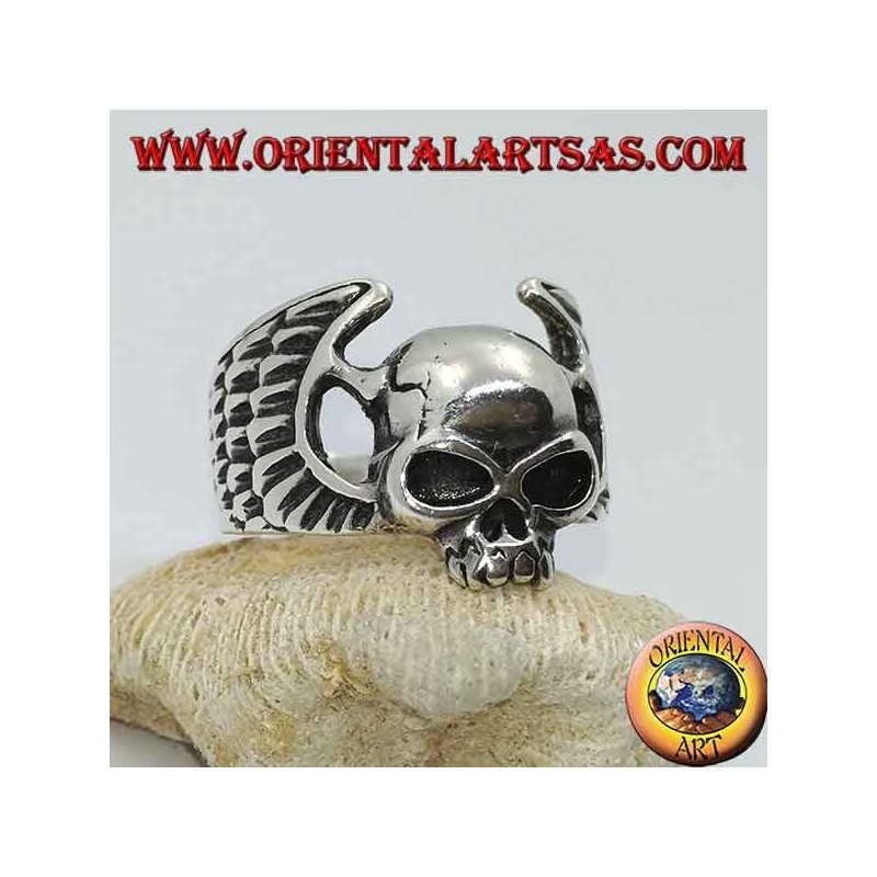 Bague en argent, crâne sans mâchoire entre les ailes du motard