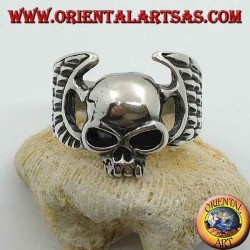 Anillo de plata, calavera sin mandíbula entre alas de motociclista