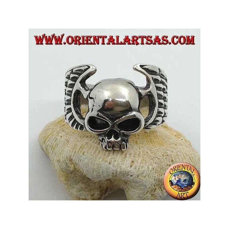 Anillo de plata, calavera sin mandíbula entre alas de motociclista