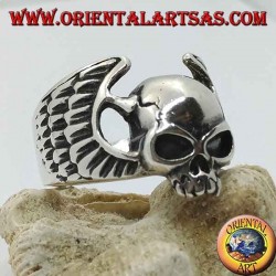 Anillo de plata, calavera sin mandíbula entre alas de motociclista