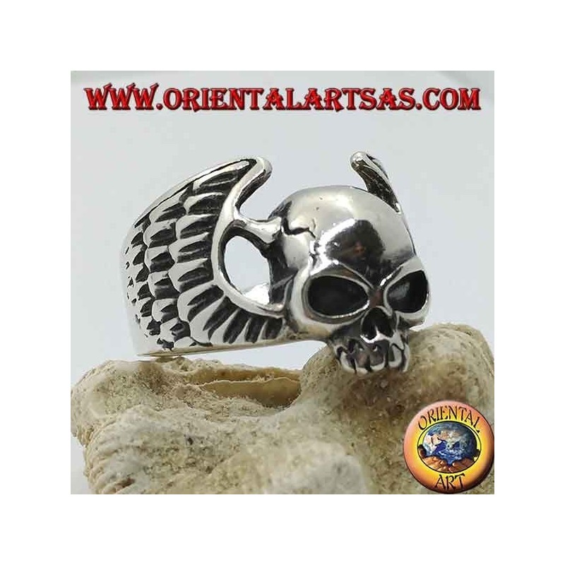 Anillo de plata, calavera sin mandíbula entre alas de motociclista