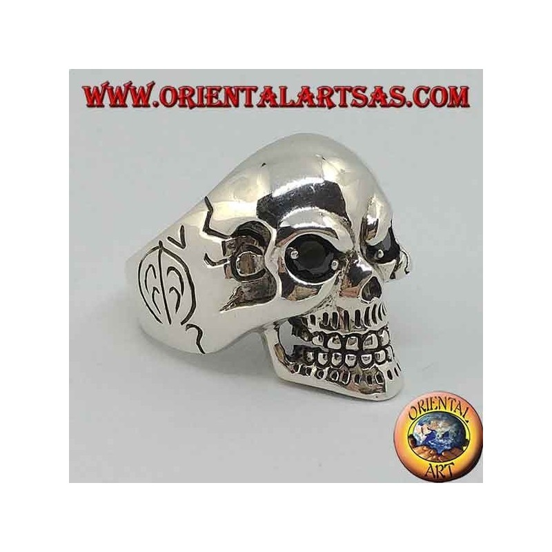 Anello in argento teschio con occhi di spinello nero