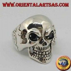 Anello in argento teschio con occhi di spinello nero