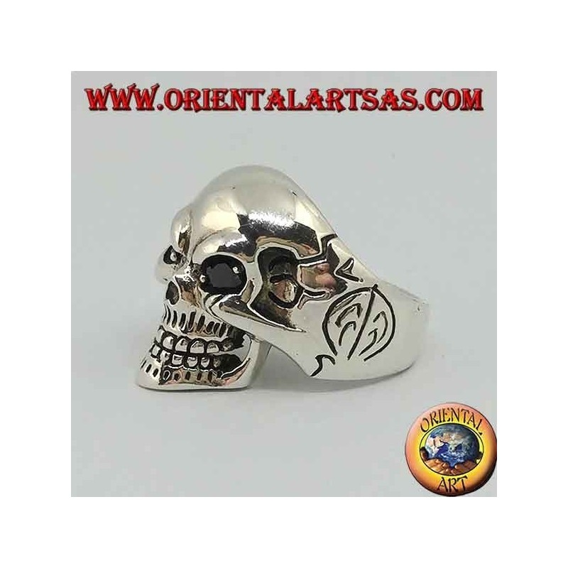 Anello in argento teschio con occhi di spinello nero