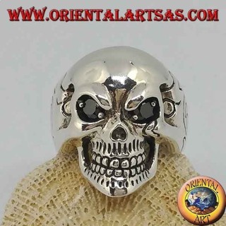 Anillo de calavera plateada con ojos negros de espinela