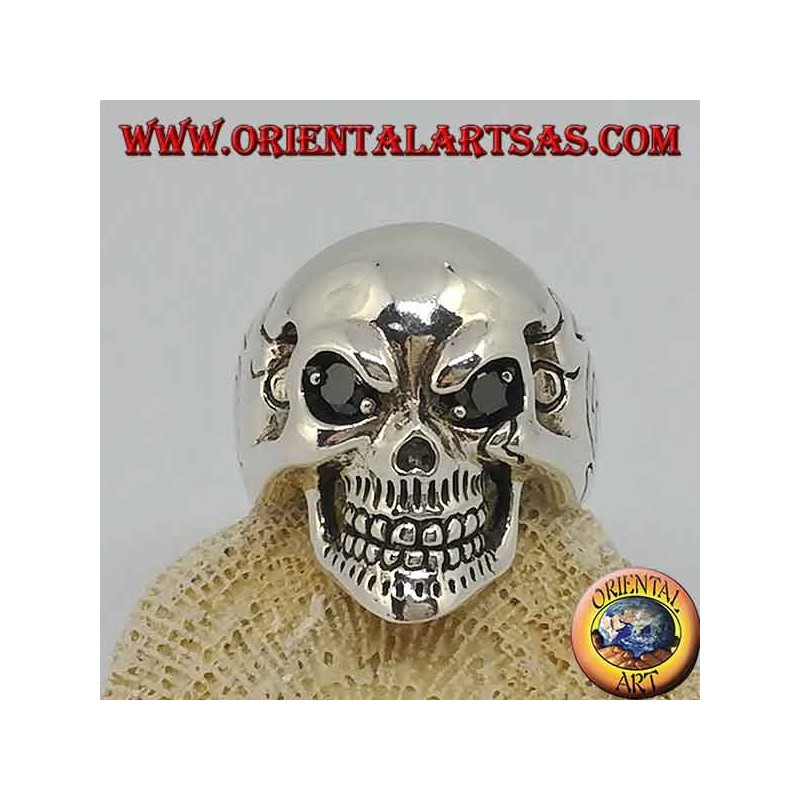 Bague tête de mort en argent avec yeux spinelles noirs