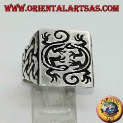 Square silver ring with engraved double mirror gecko seal