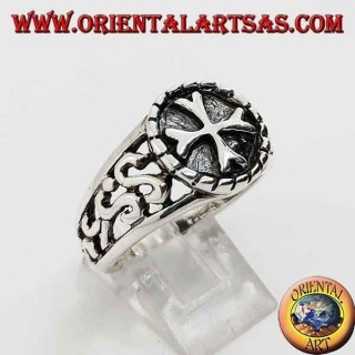 Bague en argent avec croix grecque en haut-relief et décorations perforées sur les côtés