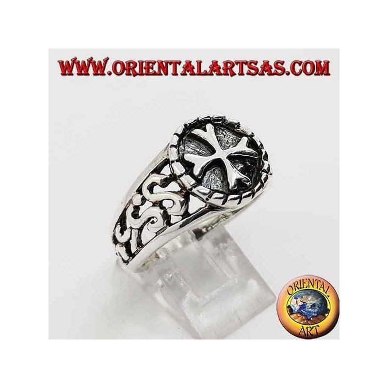 Anillo de plata con cruz griega en alto relieve y decoraciones perforadas en los laterales.