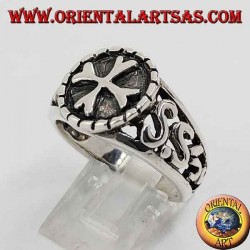 Bague en argent avec croix grecque en haut-relief et décorations perforées sur les côtés