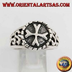 Anillo de plata con cruz griega en alto relieve y decoraciones perforadas en los laterales.