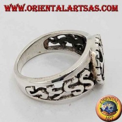 Anillo de plata con cruz griega en alto relieve y decoraciones perforadas en los laterales.