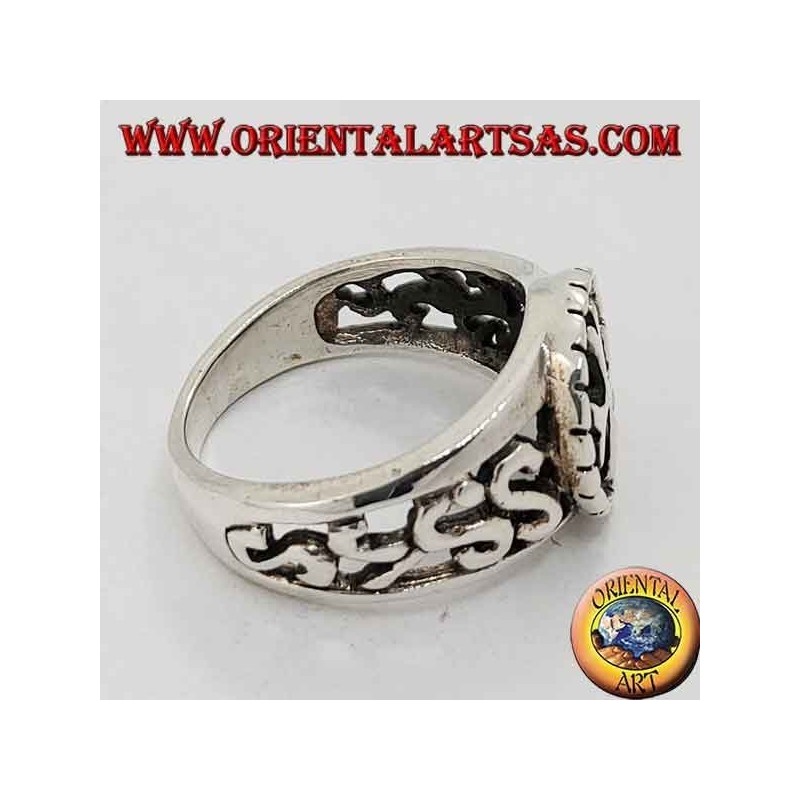 Bague en argent avec croix grecque en haut-relief et décorations perforées sur les côtés