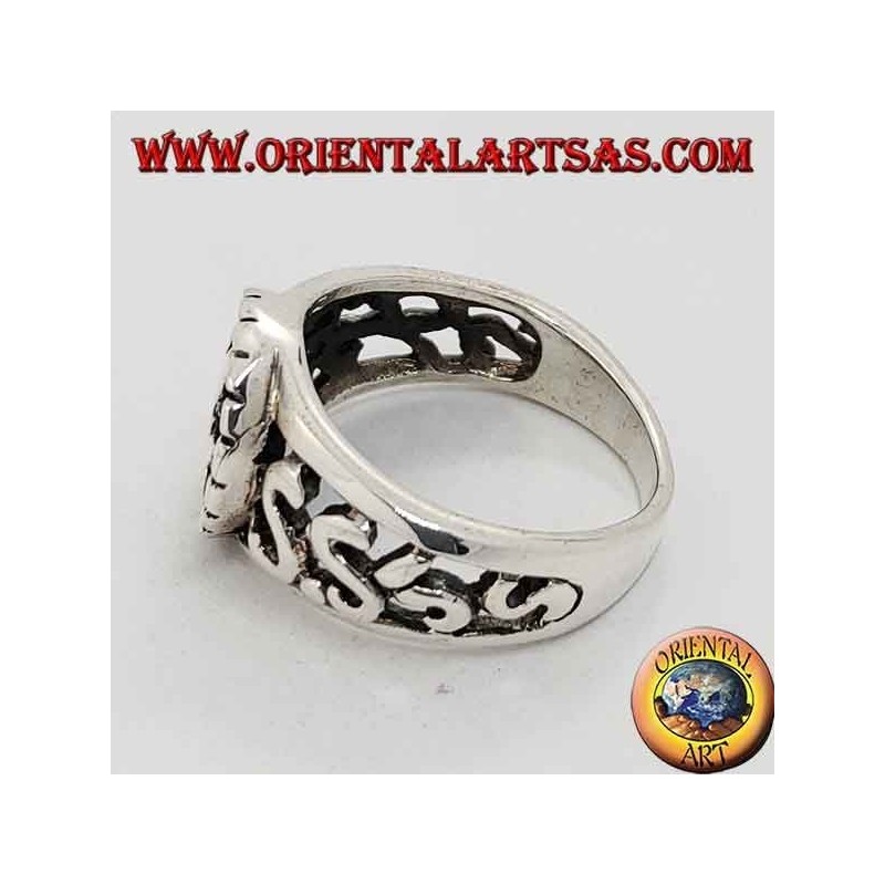 Anello in argento con croce greca in altorilievo e decorazioni traforate sui lati