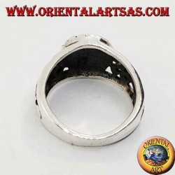 Bague en argent avec croix grecque en haut-relief et décorations perforées sur les côtés