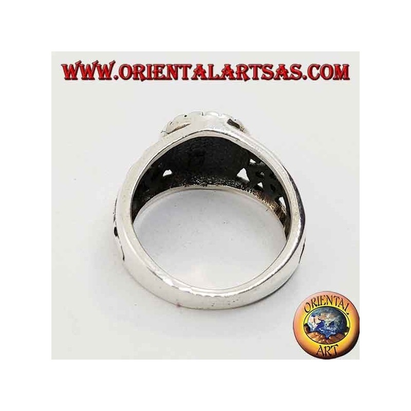 Anillo de plata con cruz griega en alto relieve y decoraciones perforadas en los laterales.