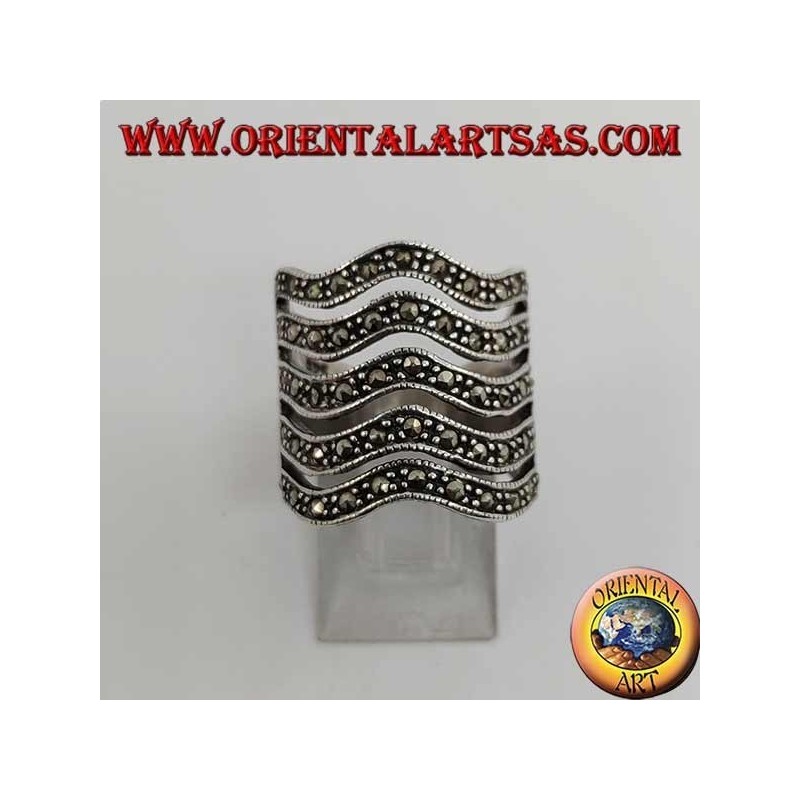 Anello in argento a fascia di 5 linee ondulate con marcasite