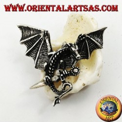 Colgante de plata del dragón con alas extendidas y daga entre las garras