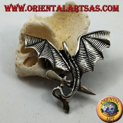 Colgante de plata del dragón con alas extendidas y daga entre las garras
