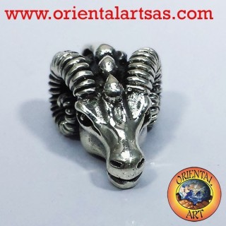 La cabeza colgante de plata del espolón del aries