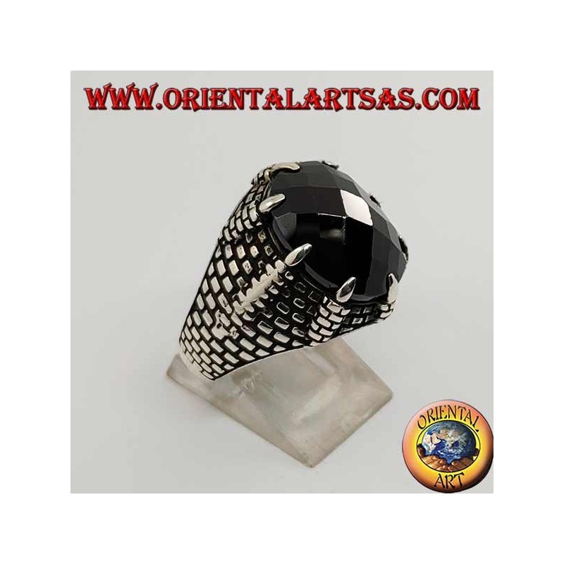 Bague en argent avec onyx ovale facetté serti par les griffes