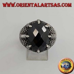 Anillo de plata con ónice facetado ovalado fijado por las garras