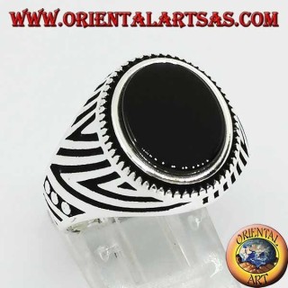 Bague en argent avec onyx plat ovale et gravures gravées sur les côtés