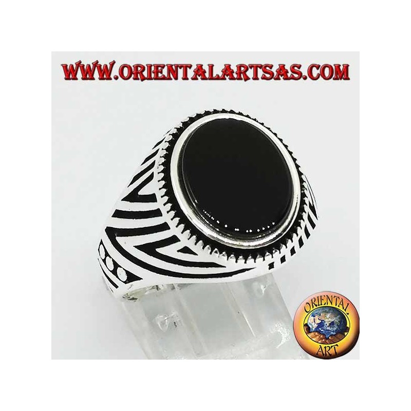 Silberring mit flachem ovalem Onyx und seitlich eingravierten Gravuren