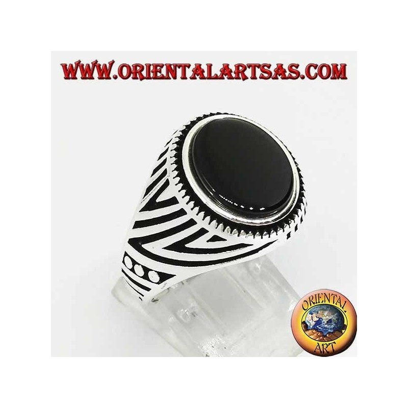 Silberring mit flachem ovalem Onyx und seitlich eingravierten Gravuren