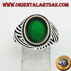 Bague en argent avec agate verte ovale plate et gravures gravées sur les côtés