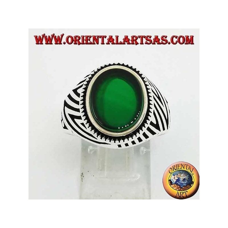 Anello in argento con agata verde ovale piatto e intagli incisi sui lati