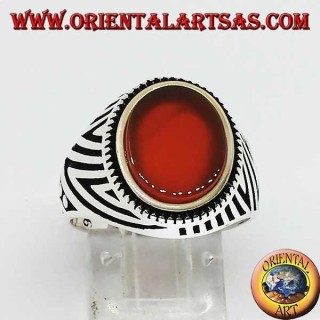 Anello in argento con corniola ovale piatto e intagli incisi sui lati