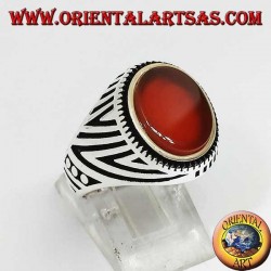 Anillo de plata con cornalina plana ovalada y grabados grabados en los laterales.
