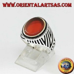 Anillo de plata con cornalina plana ovalada y grabados grabados en los laterales.