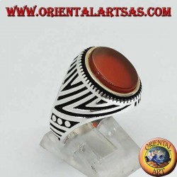 Anillo de plata con cornalina plana ovalada y grabados grabados en los laterales.