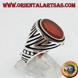 Anillo de plata con cornalina plana ovalada y grabados grabados en los laterales.