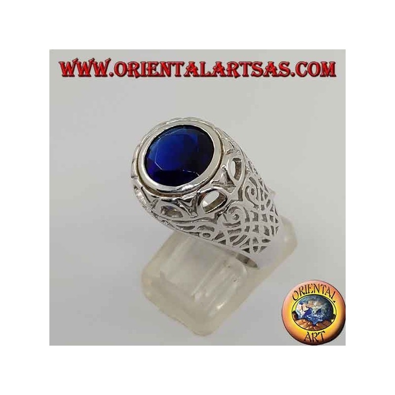 Anillo de plata con circonita redonda de zafiro perforada en los lados.