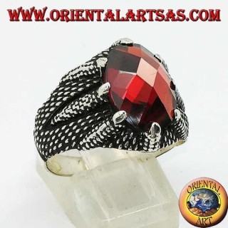 Bague en argent avec grenat ovale facetté serti par les griffes