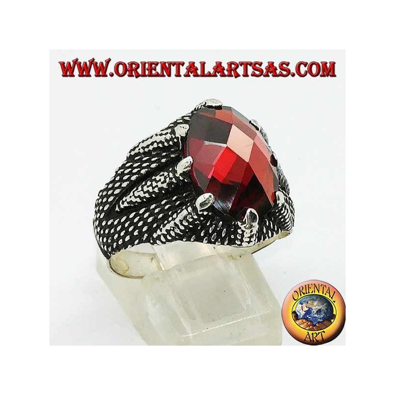 Anello in argento con granato sfaccettato ovale incastonata dagli artigli