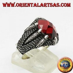 Anillo de plata con granate ovalado facetado fijado por las garras