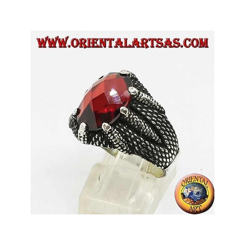 Anello in argento con granato sfaccettato ovale incastonata dagli artigli