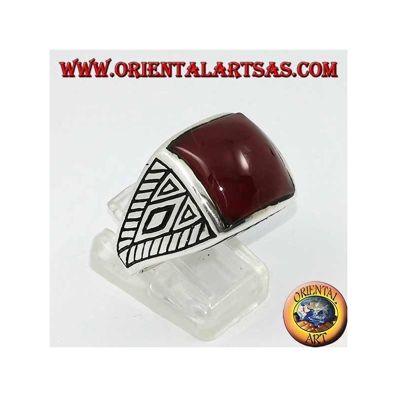 Anillo de plata con incrustaciones geométricas de cornalina cuadradas redondeadas en los lados