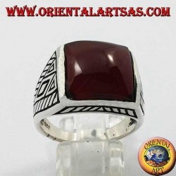 Anillo de plata con incrustaciones geométricas de cornalina cuadradas redondeadas en los lados
