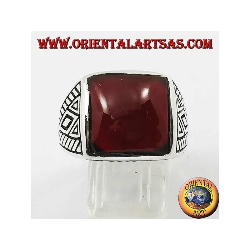 Bague en argent avec incrustations géométriques de cornaline carrée arrondie sur les côtés
