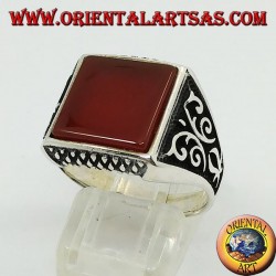 Bague en argent avec cornaline carrée plate et décorations florentines sur les côtés