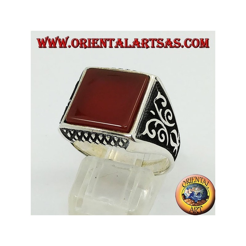 Bague en argent avec cornaline carrée plate et décorations florentines sur les côtés