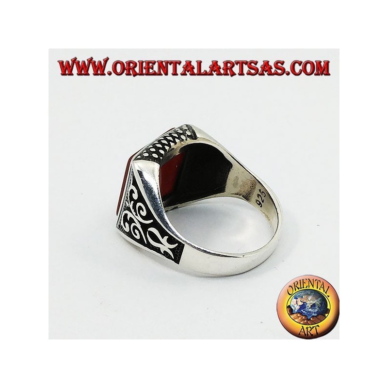 Anillo de plata con cornalina cuadrada plana y decoraciones florentinas en los laterales.