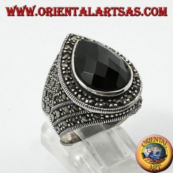 Silberring mit facettiertem Teardrop-Onyx, umgeben von Markasit
