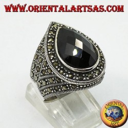 Bague en argent avec onyx en forme de larme facettée entourée de marcassite