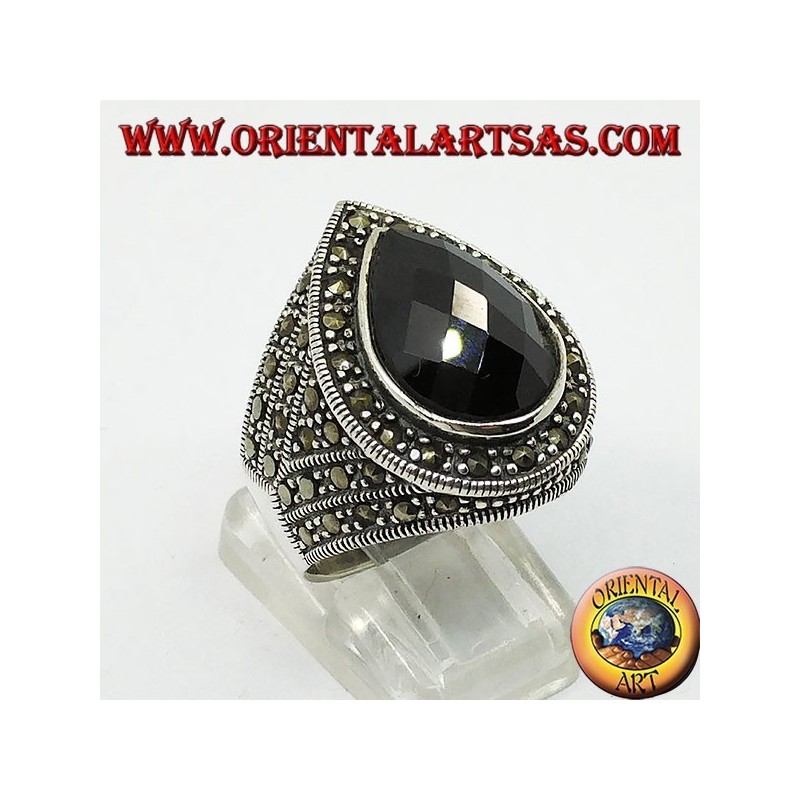Silberring mit facettiertem Teardrop-Onyx, umgeben von Markasit